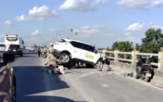 Clip TNGT: Không thể hiểu nổi ông taxi này làm sao lao được vào làn xe máy trên cầu Thanh Trì